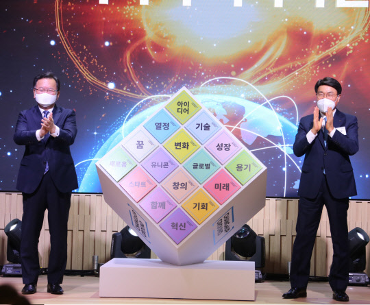 최정우(오른쪽) 포스코 회장과 김부겸 국무총리가 21일 포항에서 열린 '체인지업 그라운드' 개관식에서 기념사진을 찍고 있다. 포스코 제공